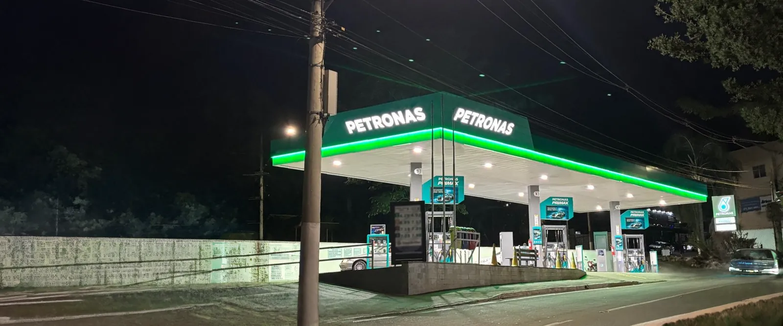 Posto Preferido Petronas iluminado a noite