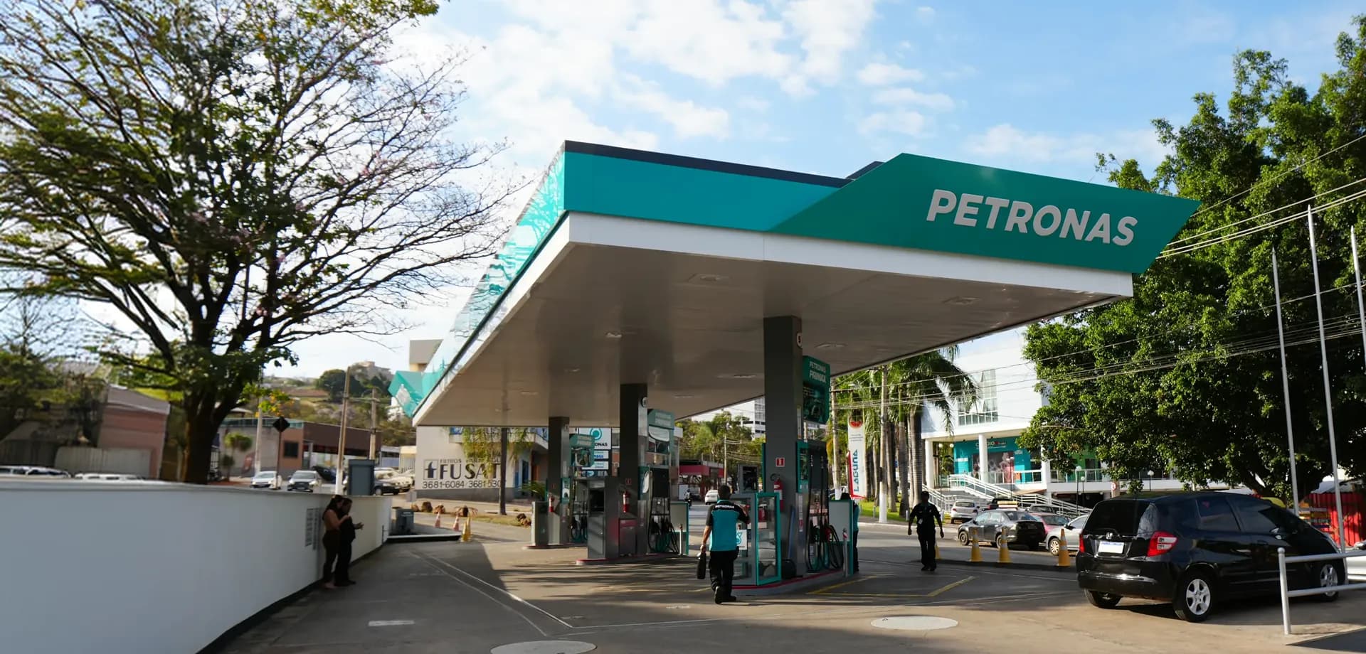 Posto Preferido com carros abastecendo