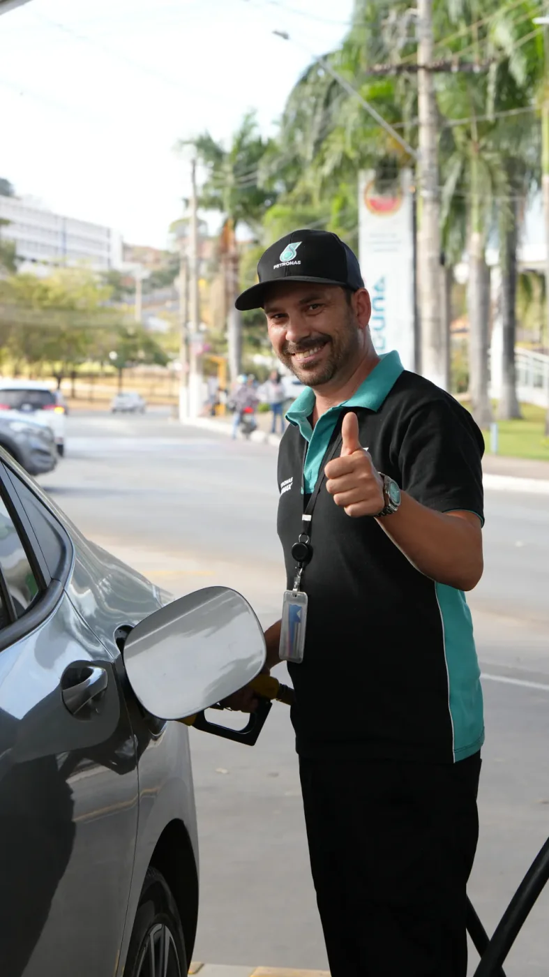 Frentista do Posto Preferido atendendo cliente